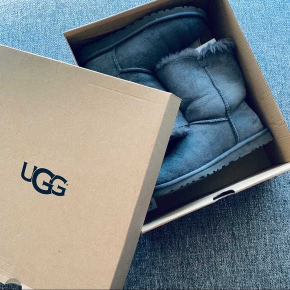 UGG Bailey button ankle boot - Picture 2 of 11